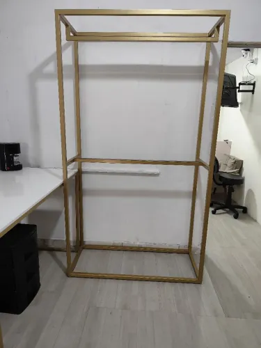 Arara para loja de roupas