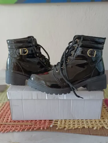 Bota Feminina Preta Verniz - Conforto e Estilo