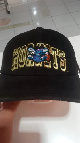 BONÉ CHARLOTE HORNETS CAMURÇA  ANTIGO 