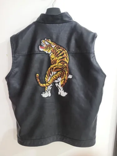 Colete de Couro Sintético G - Estilo Tigre Selvagem Bordado<br><br>