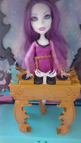  Monster High   Palco da Spectra que toca Som
