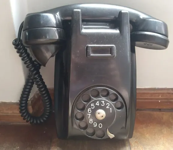 Telefone antigo de disco preto