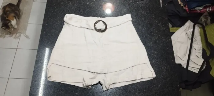 Shorts feminino bege com cinto Aquamar