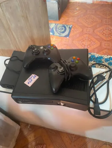 Xbox 360 destravado, 70 jogos, 2 controles, fonte e cabos - só 700 R$. SÓ Pegar e jogar.