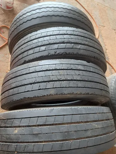 Vendo 4 pneus 215/75R17.5 semi novos da marca Goodyear valor $800 os 4 pneus