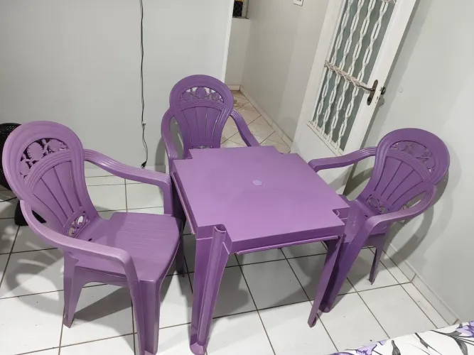 Conjunto de Mesa e 3 Cadeiras