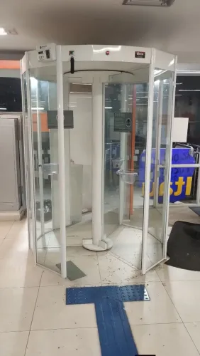 Porta giratória com detector de metal e arma de fogo