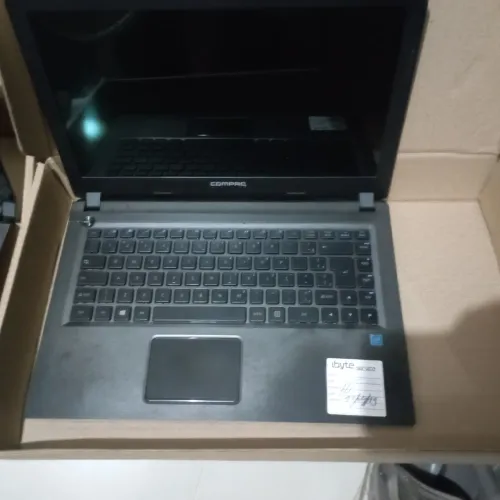 Lote informática, com 8 caixas: notebooks, peças e sucatas, ideal para técnicos"