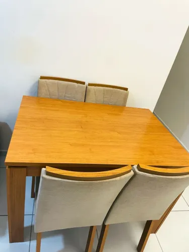 Mesa de madeira para sala de jantar e 4 cadeiras