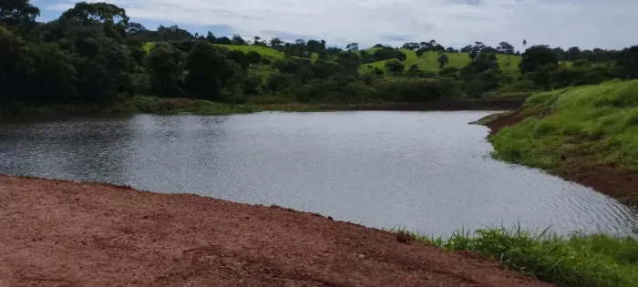 CHACARA EM CATURAI COM REPRESA NO FUNDO ENTRADA E PARCELAS