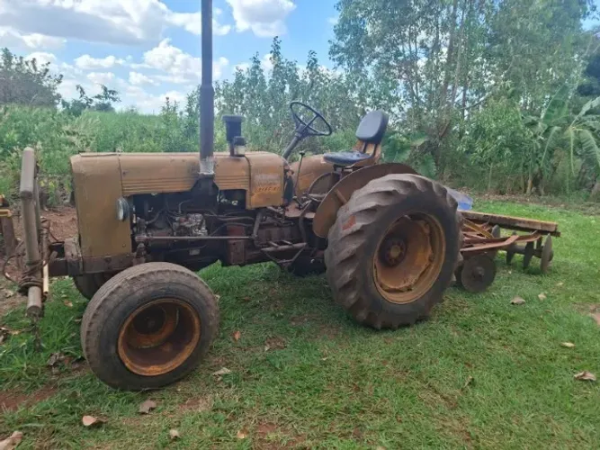 Vende-se trator valmet cafeeiro ano 62, com grandes e carreta
