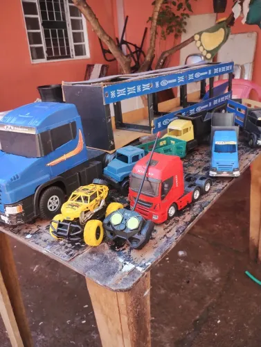 Caminhao enorme com todos esses outros carrinhos apenas 35 reais ( nao entrego)