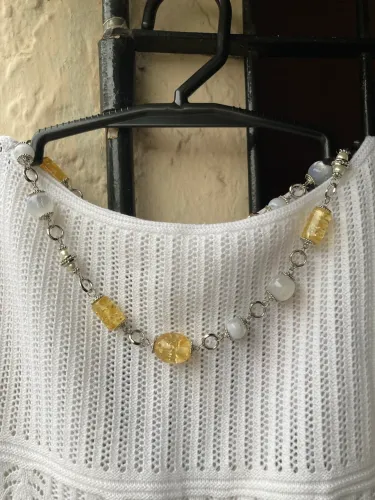 Colar Feminino Prata com Detalhe Amarelo e Branco (Novo)