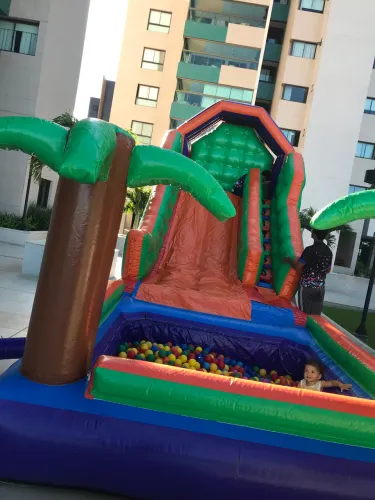 Alugo tobogã com piscina de bolinhas acoplada 