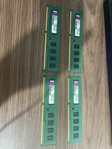 4 pentes de memoria ram Kingston DDR3 1gb