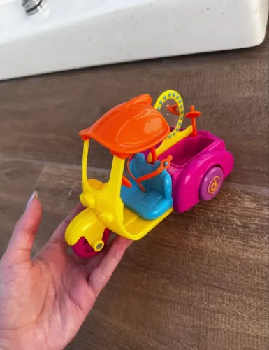 triciclo scooter polly pocket original, nas cores rosa e amarelo.