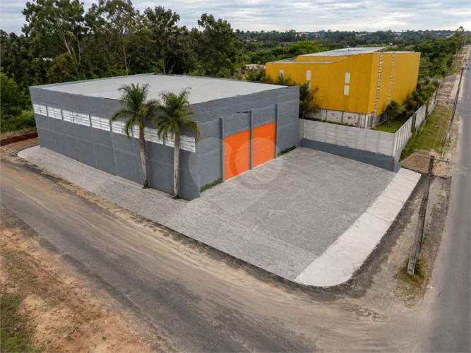 GALPÃO INDUSTRIAL NOVO 800 M² - Em frente à Rodovia Kanela Forti