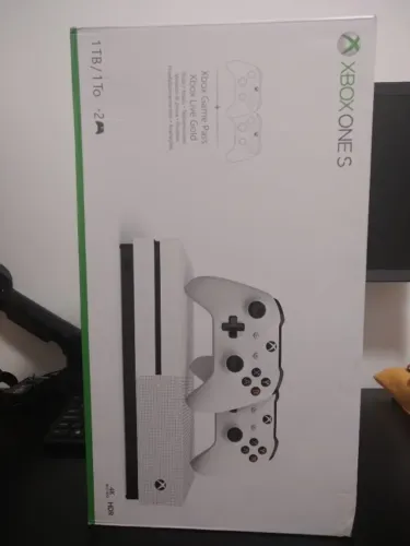 XBox One S 1TB - 2 Controles (Novo)