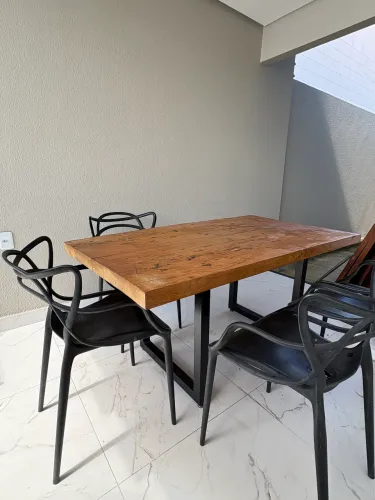 Mesa e cadeiras 