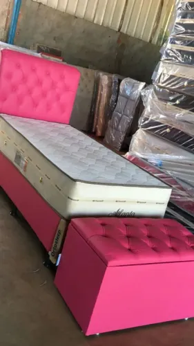 Cama solteiro na cor rosa