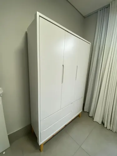 Conjunto de guarda roupa, cômoda e prateleira para quarto infantil.
