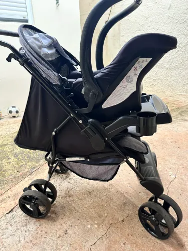 Carrinho com bebe conforto 