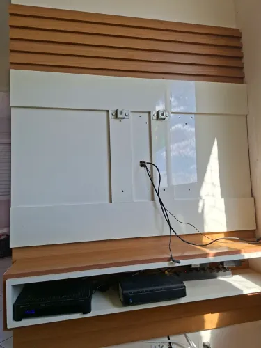 Painel de TV Suspenso Moderno (Madeira e Off White) - Ótimo Estado!