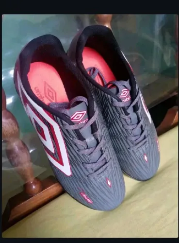 Chuteira Umbro 