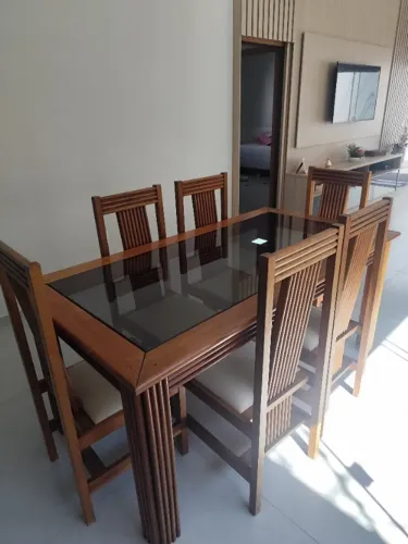Mesa de madeira maciça 6 lugares toda torneada