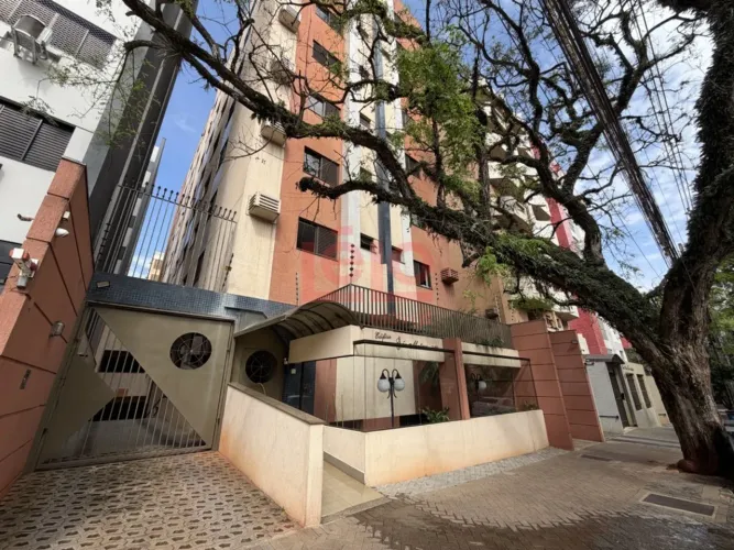 Apartamento na Zona 07 em Maringá, próximo à UEM, com 2 quartos e sacada