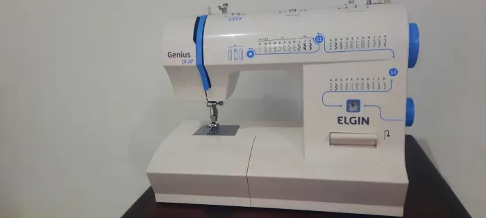 Máquina de costura Elgin Gênios Plus JX 4035