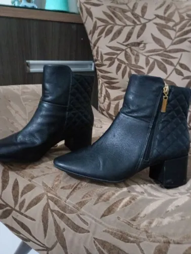Bota em corino n35 semi nova.