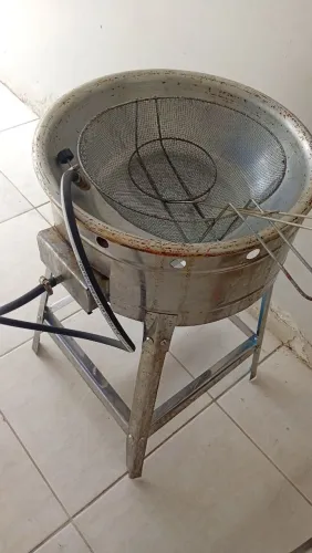 Fritador a gás com tacho e uma escumadeira para fritura