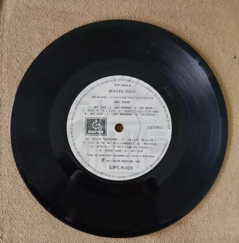 Disco de vinil compacto The Beatles Hey Jude yellow submarine yesterday  LP toca disco som