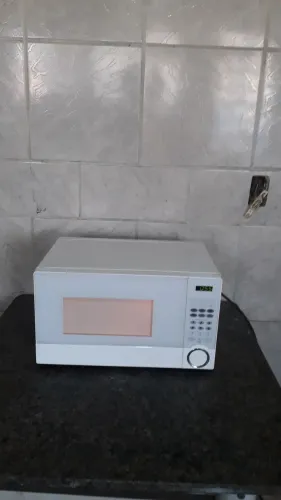 Microondas Midea 18 litros funcionando perfeitamente.