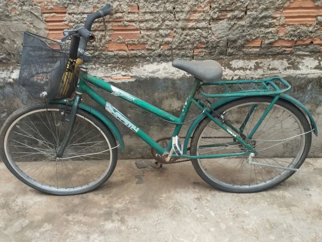 Bicicletas usadas e com pequenas avarias.