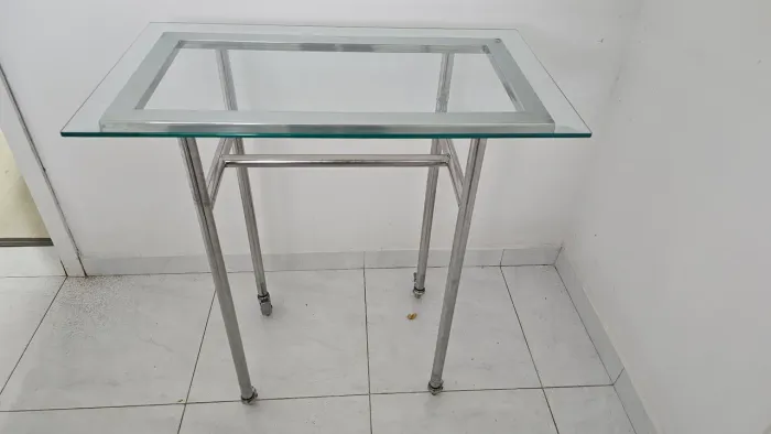 MESA PARA MATERIAL CIRÚRGICO 