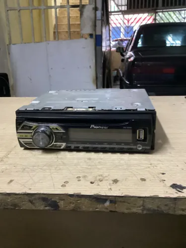 Pioneer com USB CD e controle DEH-1580UB