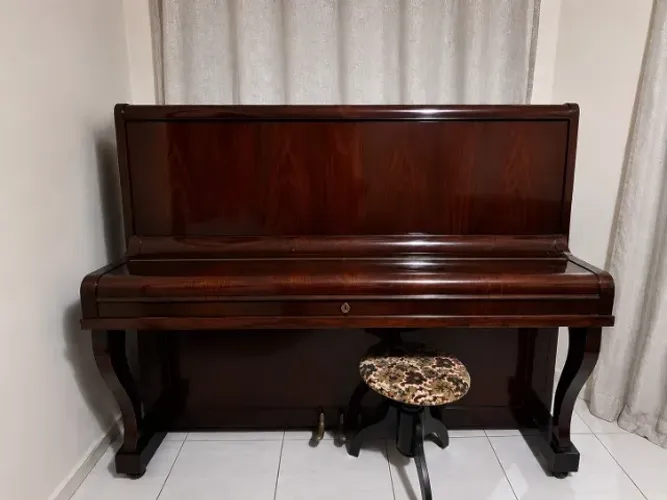 Piano Essenfelder em Excelente Estado