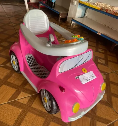 Carro de brinquedo