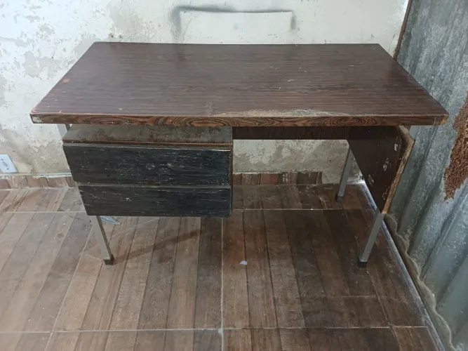 Mesa de Escritório com Gavetas