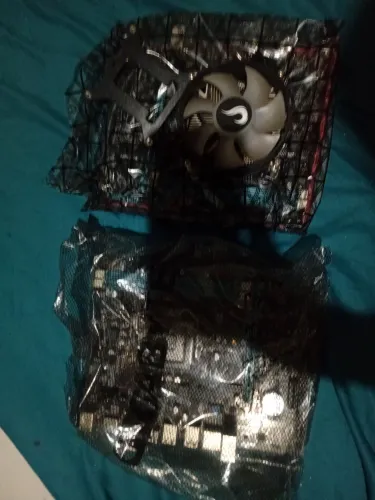 Vendo kit para pc dois processador duas placa mãe e dois pente de memória ram ddr3 