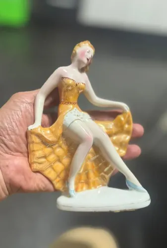 BELISSIMA E ANTIGA ESCULTURA, REPRESENTANDO DANÇARINA DE CAN CAN EM PORCELANA