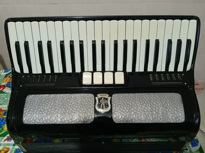 Vendo acordeon Paolo Soprani 3/4 de voz 120 bx tamanho grande 49 cm