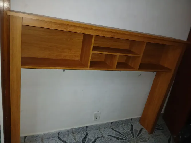 Cabeceira de cama de casal com estante