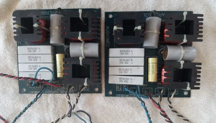 Par de Divisores de Frequência - Crossovers de 3 vias, 8 ohms, 6 ou 9 DBS, Audiomec