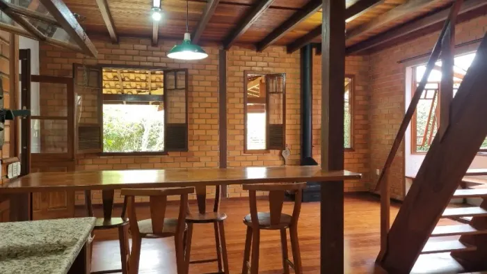 Linda casa estilo europeu a 50 m da trilha para praia da Joaquina 