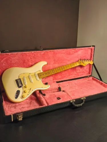 Guitarra Squier by Fender Deluxe Stratocaster Pearl White com case