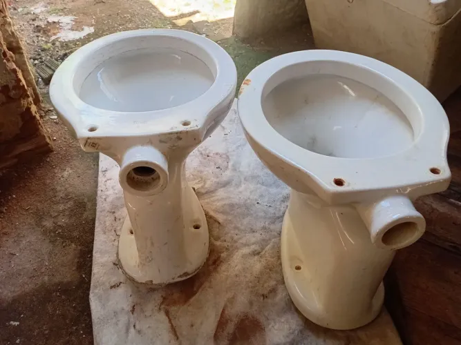 Vendo 2 vasos sanitário