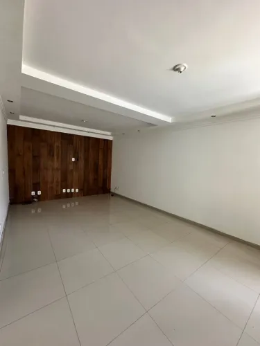 Casa com 5 Quarto(s) e 3 banheiro(s) para Alugar, 400 m² por R$ 2777 / Mês